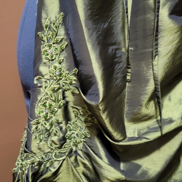 Sleeveless formal length dress - Picture 6 of 11